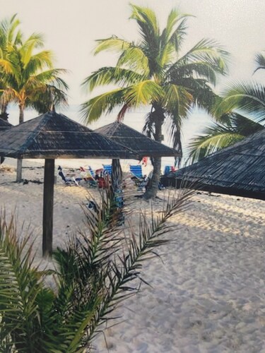 Charming beach front condo, Freeport ,Coral Beach, with AC/WiFi, salon/spa, pool