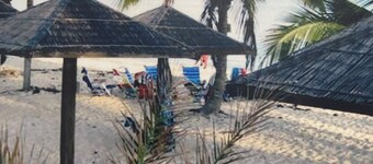 Charming beach front condo, Freeport ,Coral Beach, with AC/WiFi, salon/spa, pool