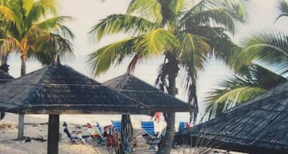 Charming beach front condo, Freeport ,Coral Beach, with AC/WiFi, salon/spa, pool