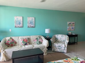 Living area - Charming beach front condo, Freeport ,Coral Beach, with AC/WiFi, salon/spa, pool (Freeport)