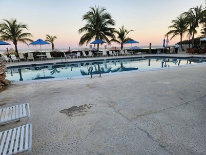 Charming beach front condo, Freeport ,Coral Beach, with AC/WiFi, salon/spa, pool