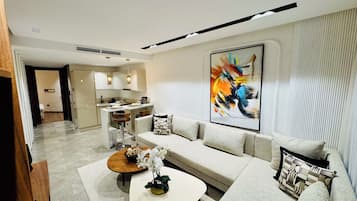 Elite appartement | Woonruimte | Een 50-inch smart-tv met satellietzenders, Netflix en streamingdiensten