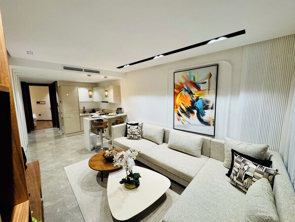 エリート アパートメント | リビング エリア | 50 インチのスマートテレビ (衛星放送視聴可)、Netflix、ストリーミングサービス