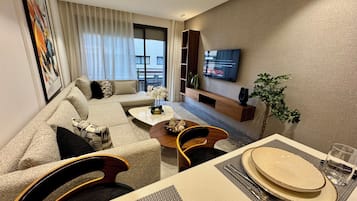 Apartamento Elite | Zona de estar | Smart TV de 50 pulgadas con canales por satélite, Netflix