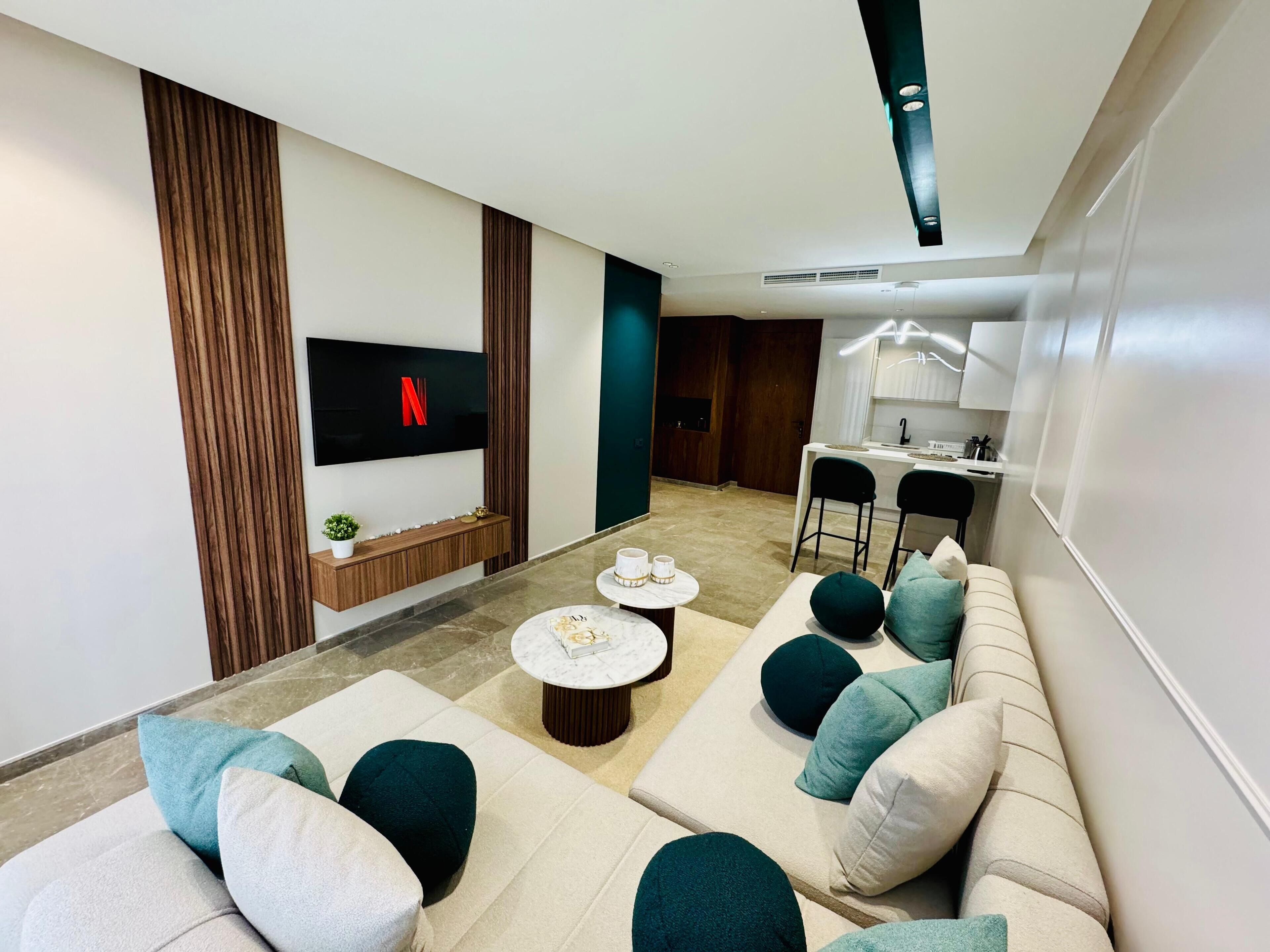 Apartamento de lujo, balcón, vistas a la ciudad | Zona de estar | Smart TV de 50 pulgadas con canales por satélite, Netflix