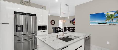 Geladeira, micro-ondas, fogão, cooktop