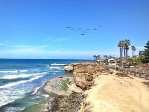Una spiaggia nelle vicinanze