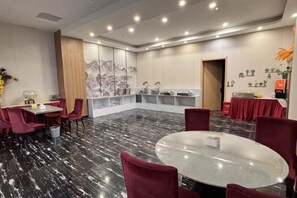 A conference room with a marble floor, red chairs, a round table, and a large window with a mountain view. - Xiyue Hotel (Zhengzhou east station store) (Zhengzhou)