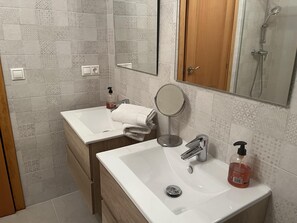 Nhà | Phòng tắm | Vòi sen/bồn tắm kết hợp, bồn tắm ngâm, máy sấy tóc, khăn tắm 