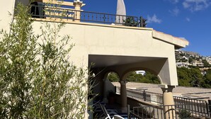 A building with a balcony, a large white obelisk, and a clear blue sky. - Altea Hills Hideaway With Stunning Views (Altea)