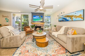 Een smart-tv, een open haard, tafelvoetbal en een tafeltennistafel