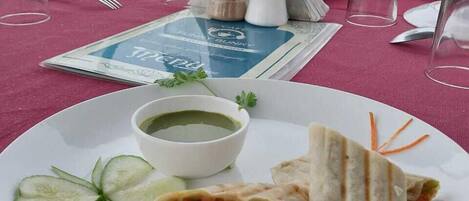 Daily cooked-to-order breakfast (INR 200 per person)