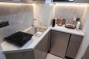 Refrigerador, microondas, parrilla de estufa y cafetera y tetera 