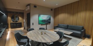 Luxe appartement, 2 slaapkamers, niet-roken, uitzicht op stad | Woonruimte | Een flatscreentelevisie
