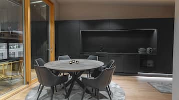 Appartement Luxe, 2 chambres, non-fumeur, vue ville | Restauration dans la chambre