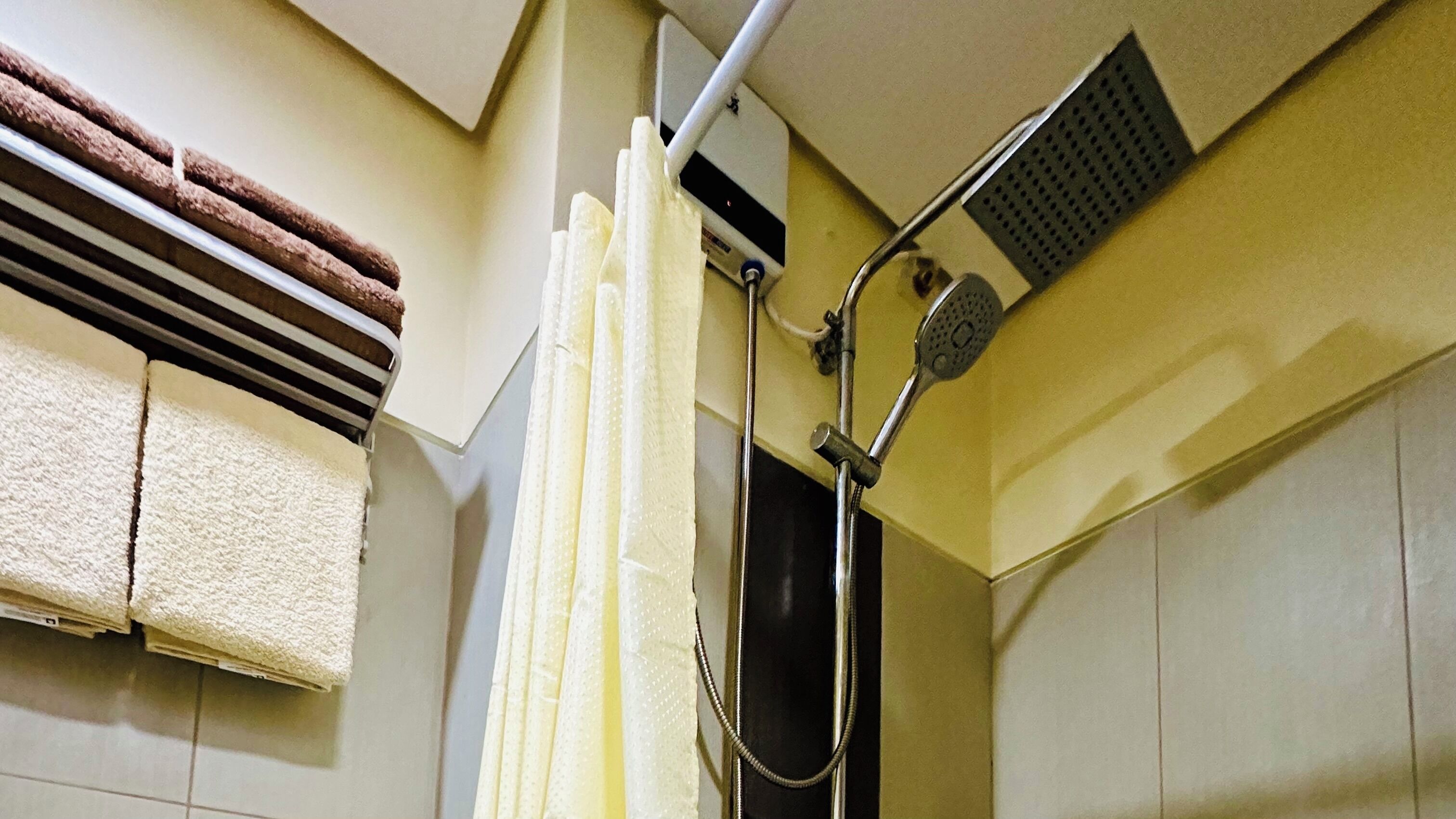 Shower, hair dryer, bidet, towels