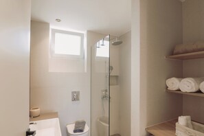 Douche, articles de toilette gratuits, sèche-cheveux
