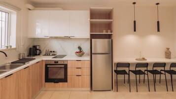 Full-sized fridge, oven, stovetop, high chair