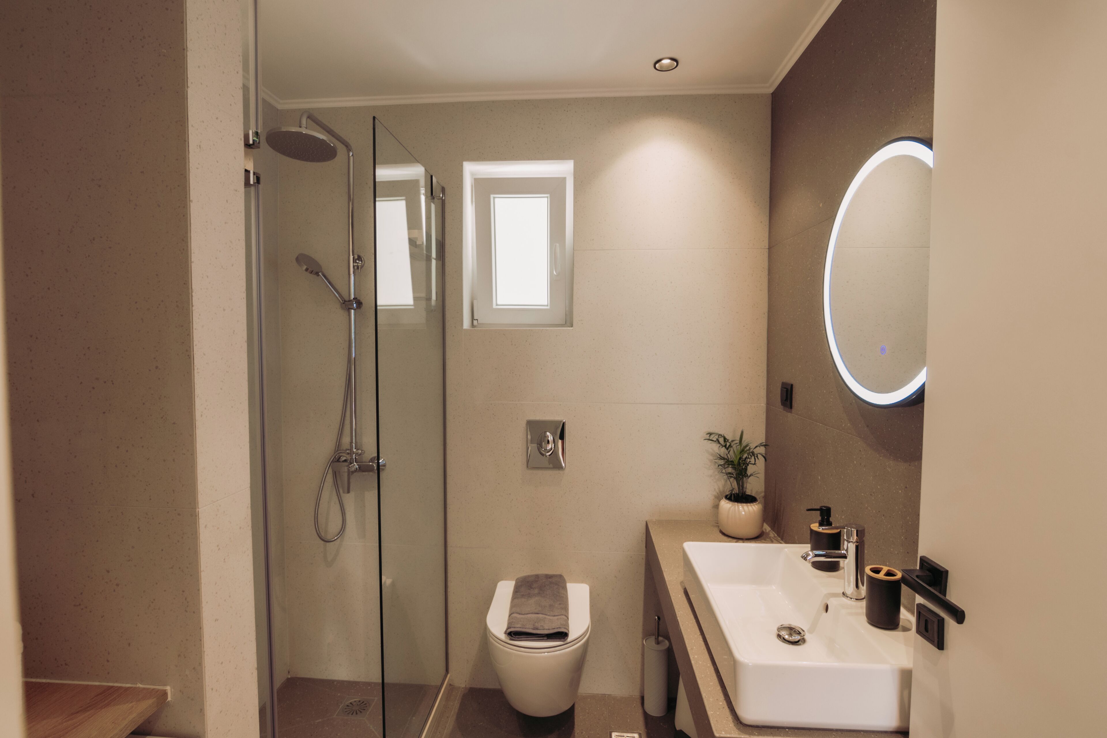 Dusche, kostenlose Toilettenartikel, Haartrockner, Handtücher