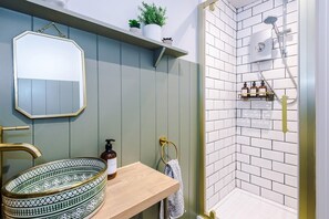Hair dryer, towels - Rufloreo Dale: homely & central (Derbyshire)