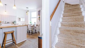 A kitchen with a central island, pendant lighting, and a dining area with chairs. - Rufloreo Dale (Derbyshire)