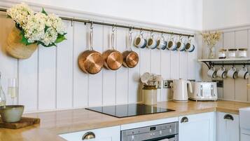 Kjøleskap, mikrobølgeovn, ovn og oppvaskmaskin