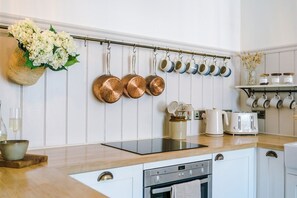 Kjøleskap, mikrobølgeovn, ovn og oppvaskmaskin