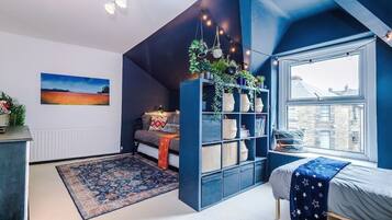 4 bedrooms, iron/ironing board, internet, bed sheets