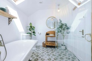Shower, hair dryer, towels, shampoo