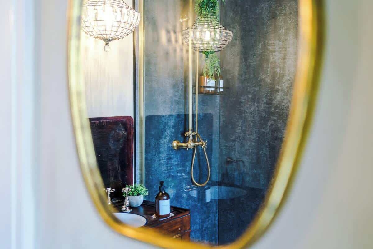Shower, hair dryer, towels, shampoo