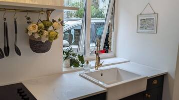 Fridge, microwave, oven, coffee/tea maker