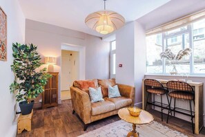TV, fireplace - Rufloreo Flats: 1a - cosy & central (Derbyshire)