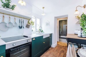 Fridge, microwave, oven, coffee/tea maker - Rufloreo Flats: 1a - cosy & central (Derbyshire)