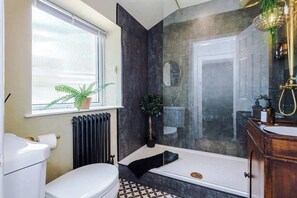 Hair dryer, towels - Rufloreo Flats: 1a - cosy & central (Derbyshire)
