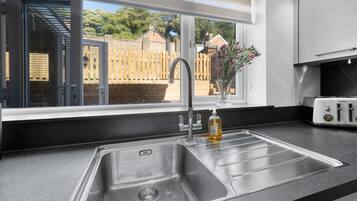 House | Dapur peribadi | Peti sejuk, ketuhar gelombang mikro, ketuhar, dapur