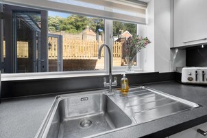 House | Private kitchen | Fridge, microwave, oven, stovetop