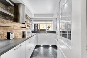 House | Private kitchen | Fridge, microwave, oven, stovetop - Knights Rest - Minutes to the Port (Dover)