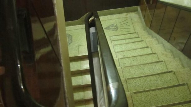 A staircase with a handrail and a patterned floor. - Yueqing Xinli Hotel (Yueqing)