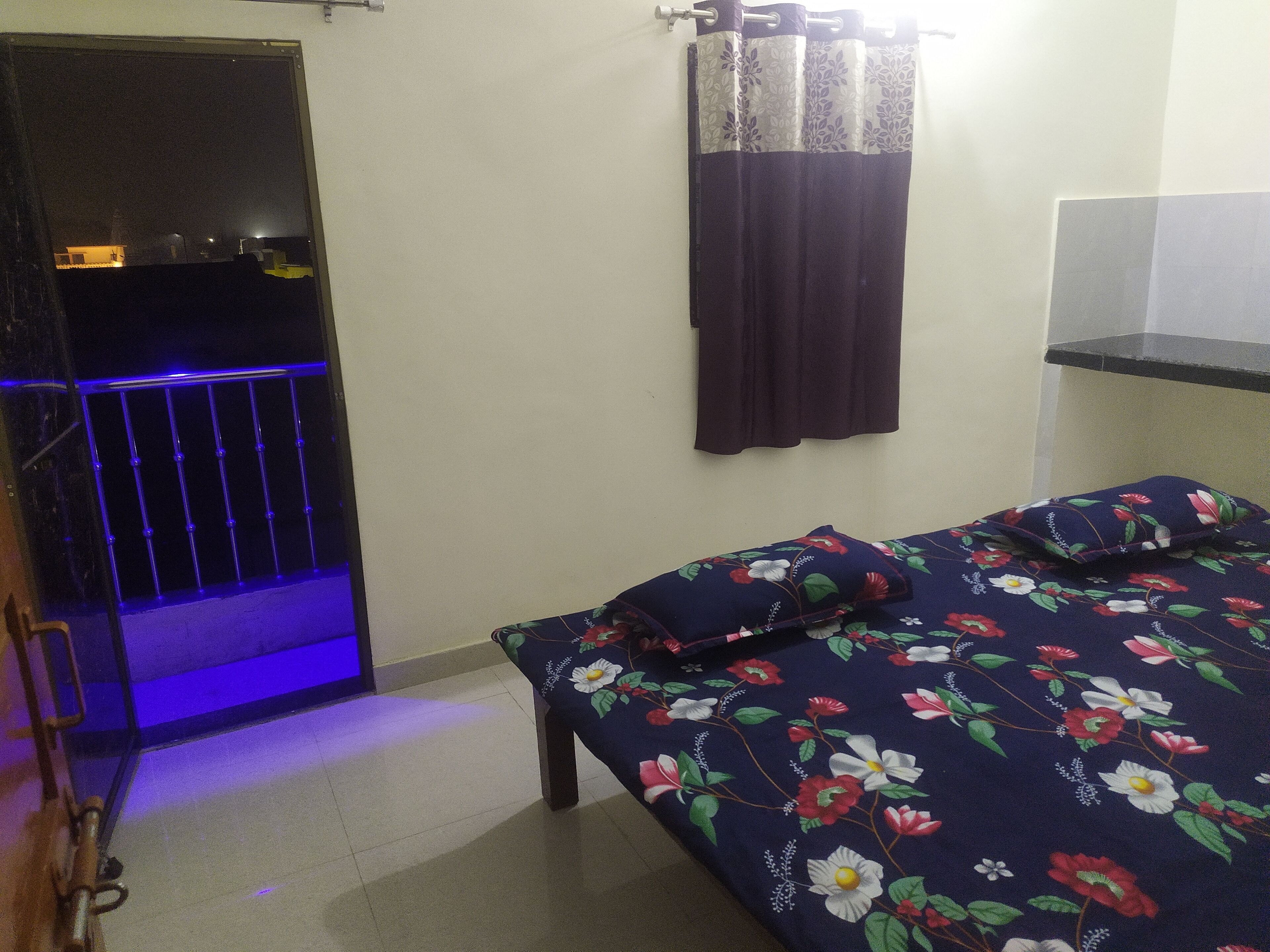 Kamar Ekonomi | Ruang kerja ramah laptop dan Wi-Fi gratis