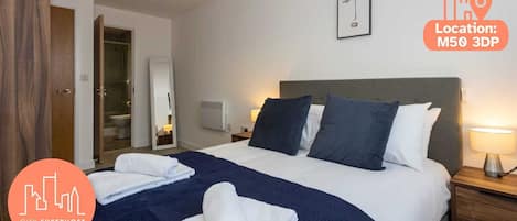 2 habitaciones, escritorio y tabla de planchar con plancha