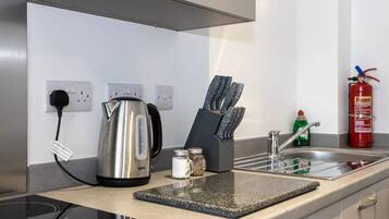 Een koelkast, een magnetron, een oven, een kookplaat