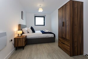 2 habitaciones, escritorio y tabla de planchar con plancha 