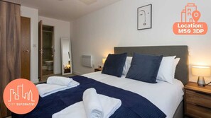 2 slaapkamers, een bureau, een strijkplank/strijkijzer, reisbedje