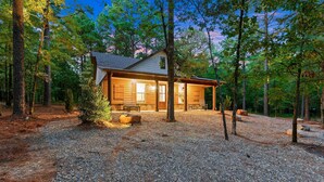 A cabin with a porch, surrounded by trees and gravel. - Pickleball, Pool, Splash Fountain ,Clubhouse , Walking Trails , Basketball (Broken Bow)