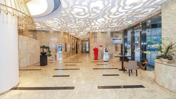 A modern hotel lobby with a marble floor, a reception desk, and a decorative ceiling. - Jinjiang Tianhe Grand Hotel (Jinjing People's Government) (Jinjiang)