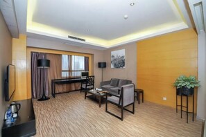Uma sala de estar moderna com sofá, mesa de centro e escrivaninha com computador.