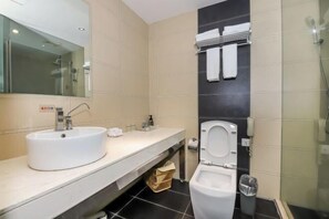 A modern bathroom with a white sink, a toilet, and a glass shower enclosure. - Jinjiang Tianhe Grand Hotel (Jinjing People's Government) (Jinjiang)