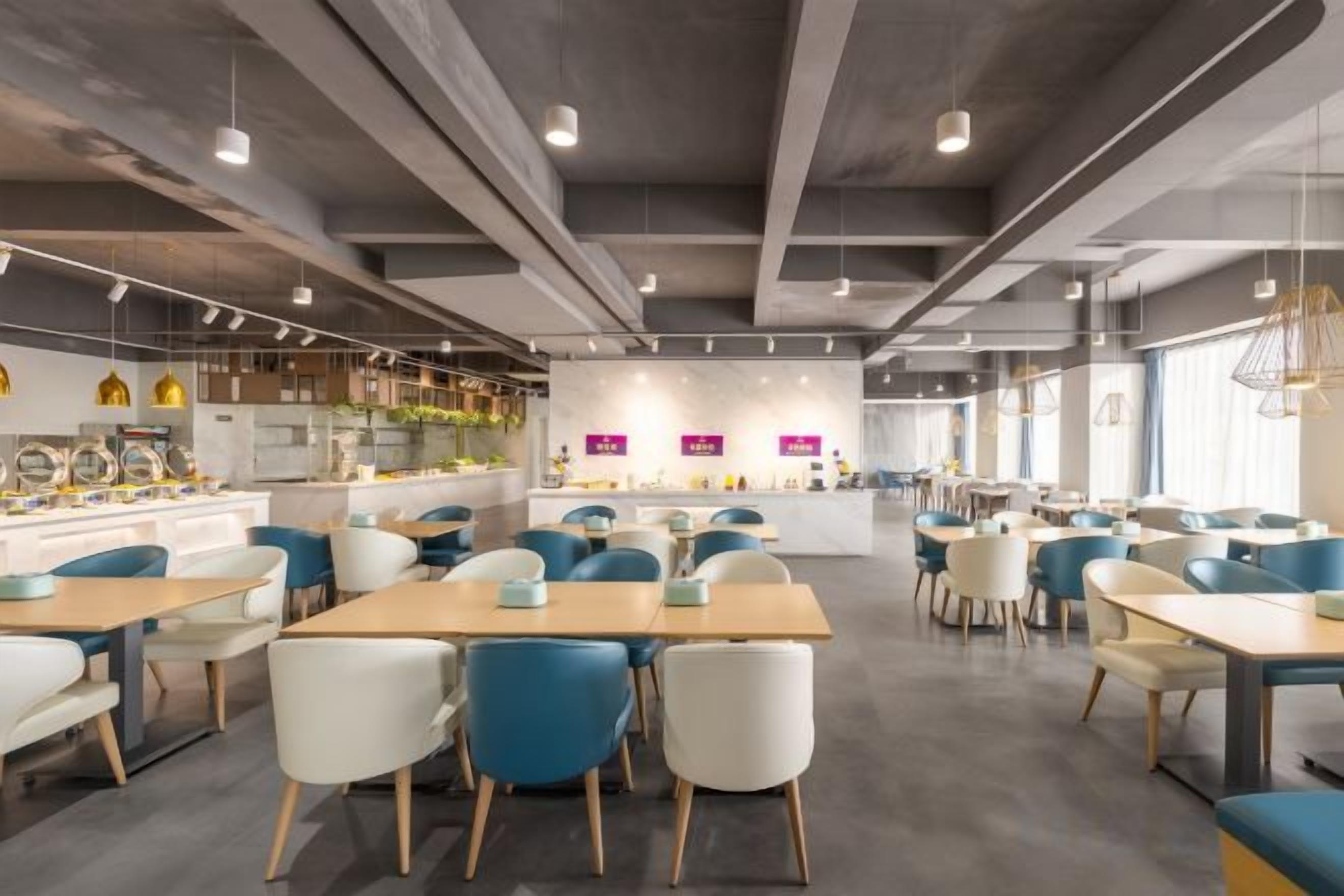 Un espace repas moderne avec des tables et des chaises, un bar et un comptoir avec un présentoir.