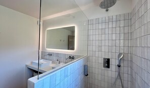 تجهيزات دش، مجففات شعر، مناشف، ورق حمّام