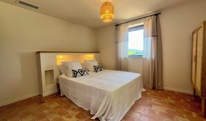 5 bedrooms, desk, iron/ironing board, travel crib